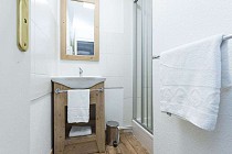 Les Chalets de L Arvan II - badkamer met douche en wastafel